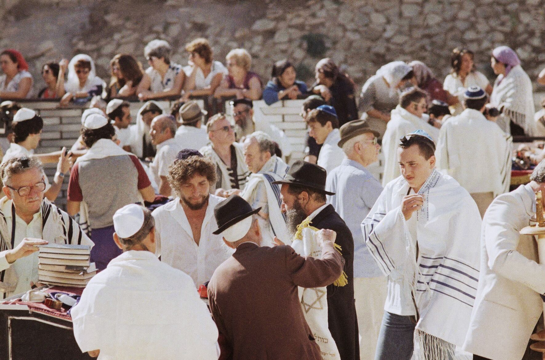 Watchf Associated Press ISRAEL APHS57325 BOB DYLAN